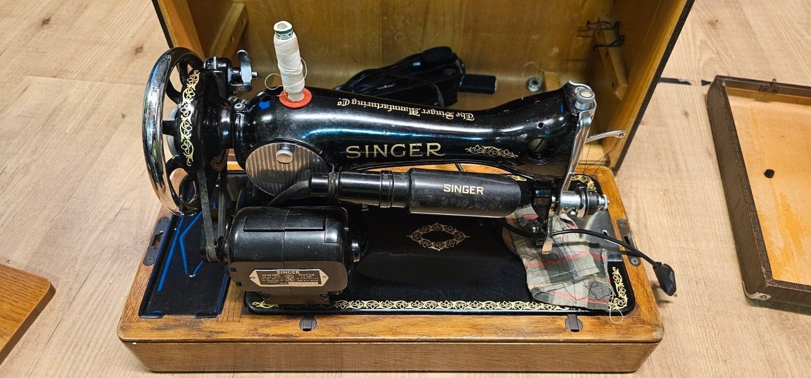 Vintage Singer elektrische naaimachine in koffer, Ophalen, Gebruikt, Naaimachine, Singer