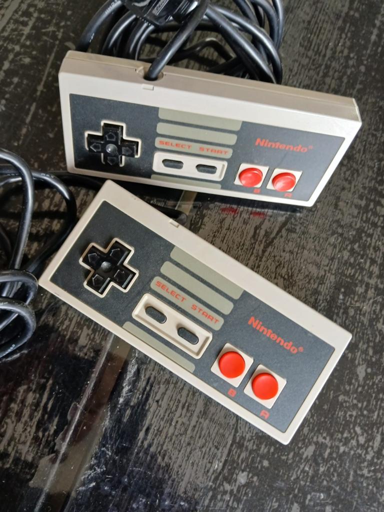 Nes controllers, Spelcomputers en Games, Spelcomputers | Nintendo NES, Ophalen of Verzenden, Gebruikt, Met 2 controllers