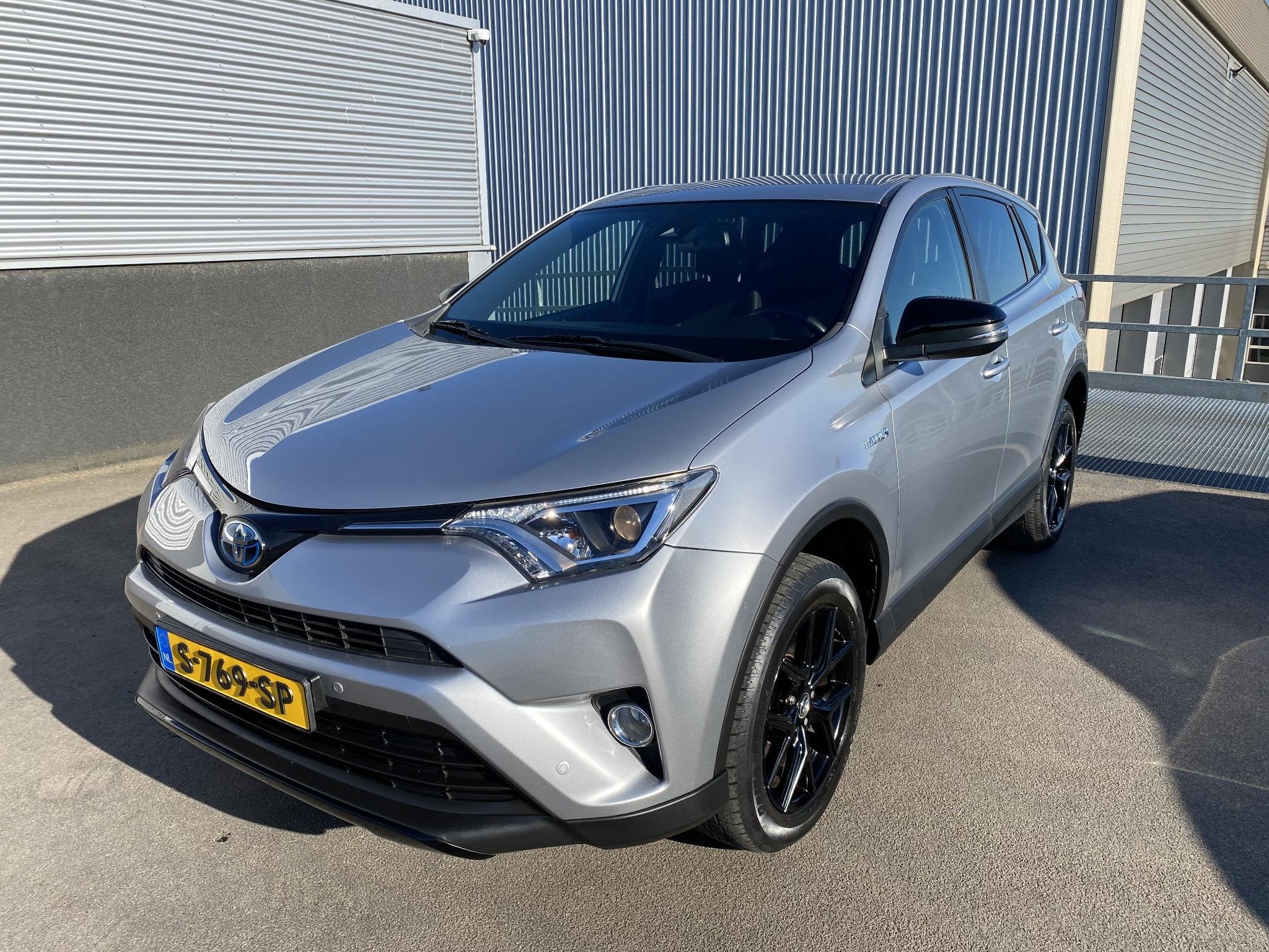 Toyota RAV4 2.5 Hybrid Black Edition Parkeersensoren v&a, ac, Auto's, Toyota, Euro 6, Leder, Bedrijf, Hybride Elektrisch/Benzine