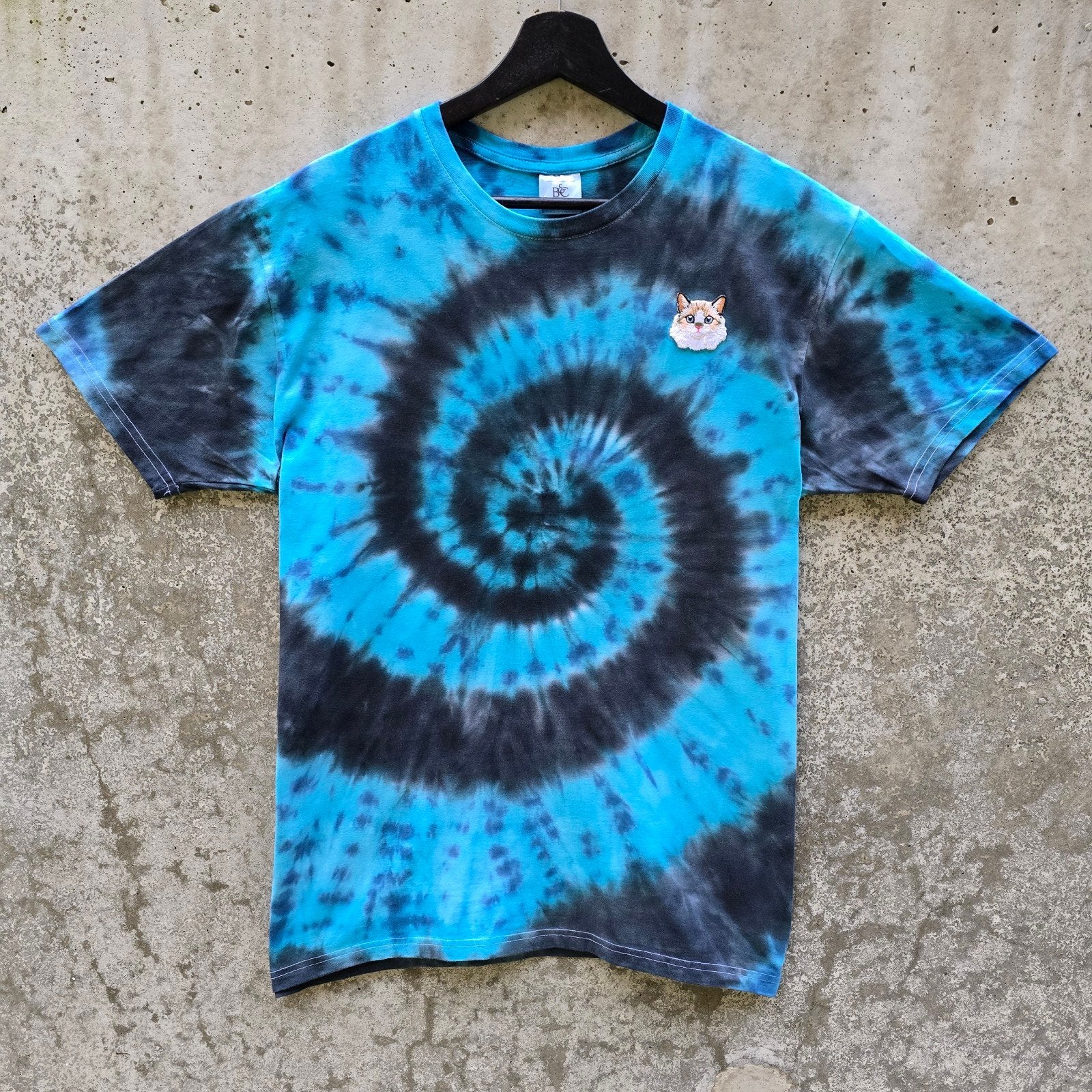 Blauw - zwart spiral tie dye met ragdoll kat tshirt maat L, Maat 52/54 (L), Nieuw, Ophalen of Verzenden, Spiral Creaties
