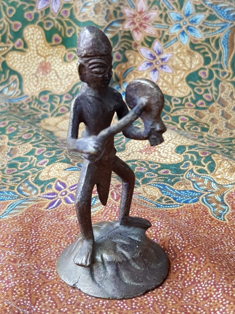 Man met trommel mooi antiek brons beeldje uit India 9,2 cm., Antiek en Kunst, India, Handgemaakt, Ophalen of Verzenden, Brons