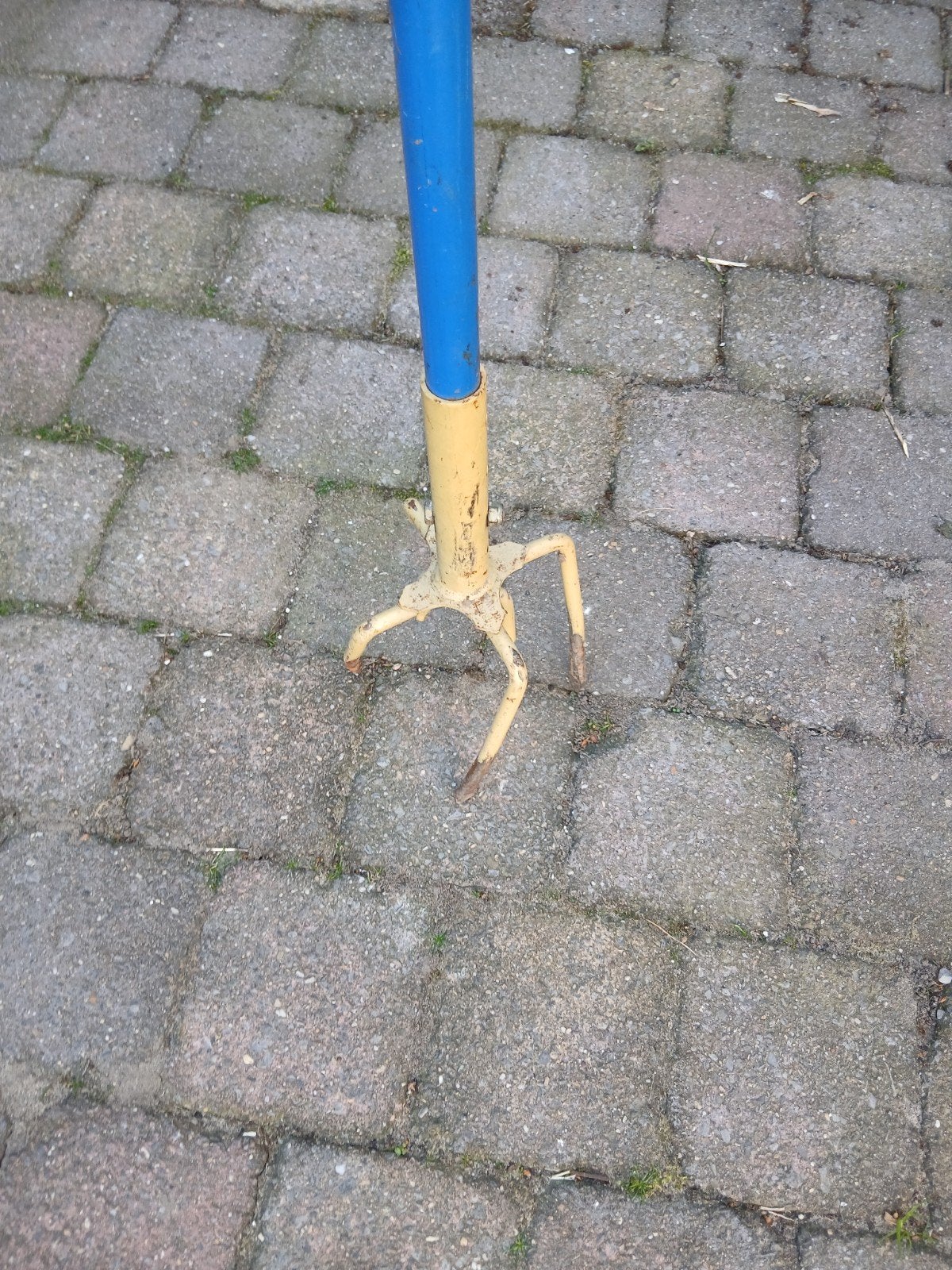 Te koop tuinklauw., Ophalen