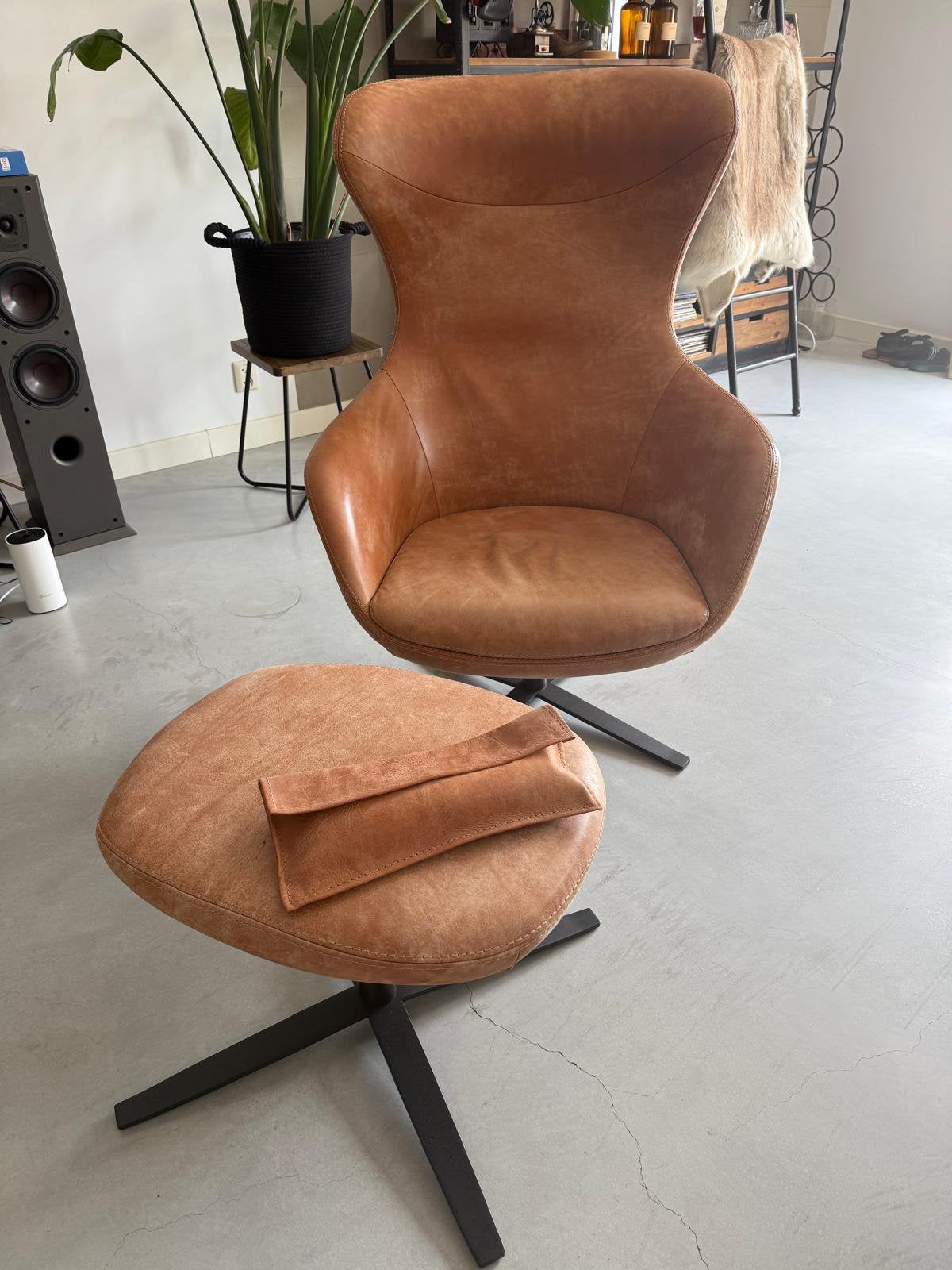 Design fauteuil met hocker, Egg chair-stijl, cognac leer, Huis en Inrichting, Fauteuils, Ophalen, Zo goed als nieuw, 50 tot 75 cm