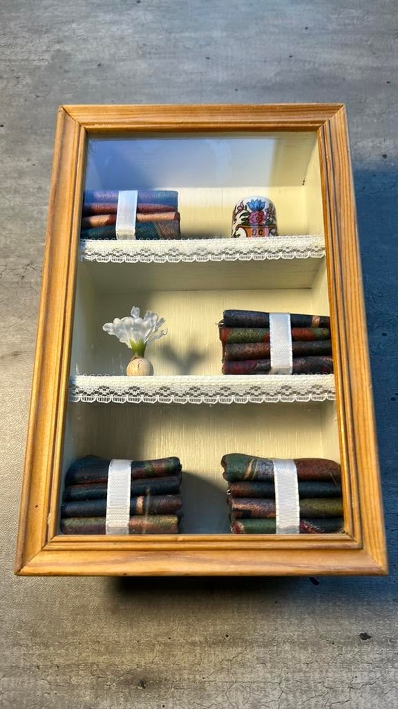 Schattig mini vitrine kastje met linnengoed en vaasjes, Antiek en Kunst, Curiosa en Brocante, Ophalen of Verzenden