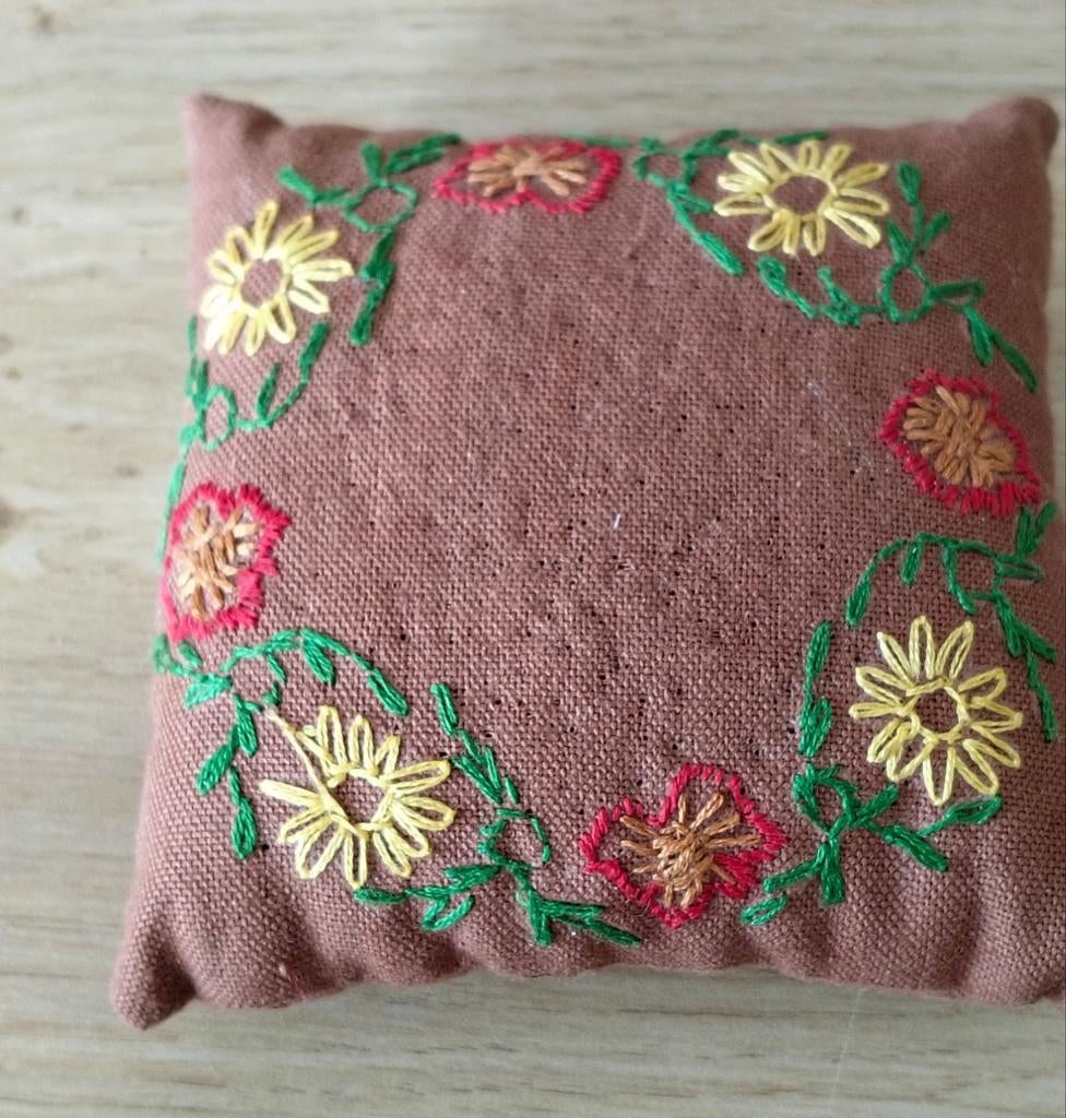 HANDGEMAAKT SPELDENKUSSEN BRUIN MET GEBORDUURDE BLOEMEN, Verzenden, Zo goed als nieuw, Overige typen