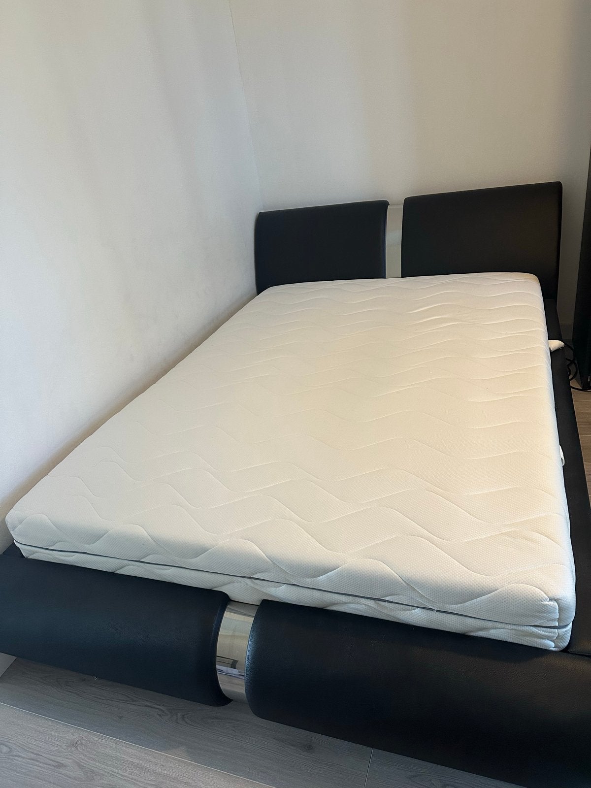 Tweepersoonsbed met matras, Huis en Inrichting, Ophalen, Overige materialen, Gebruikt, Zwart