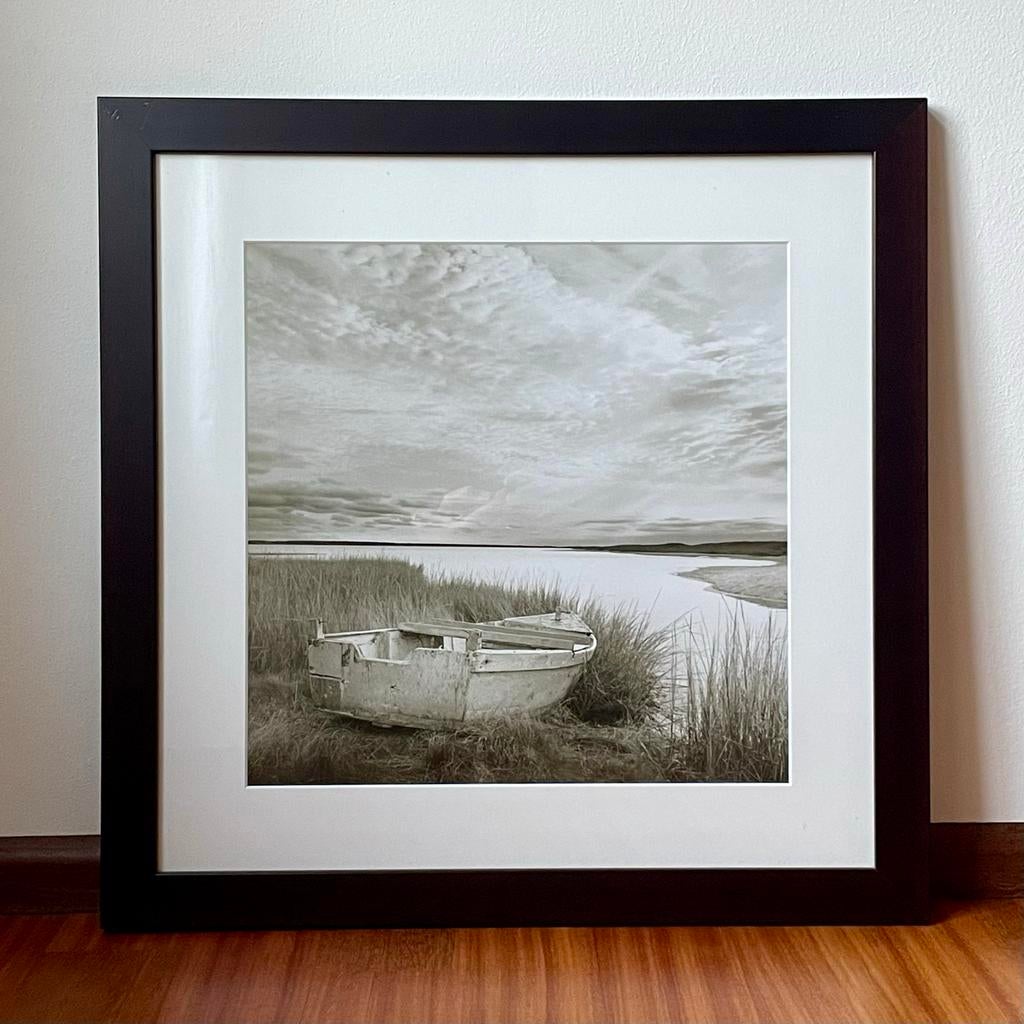 Set van 2 ingelijste zwart-wit foto's van strand en boot, Antiek en Kunst, Kunst | Tekeningen en Foto's, Ophalen