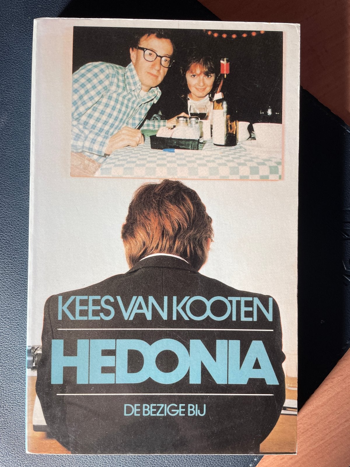 Hedonia - Kees van Kooten (De Bezige Bij), Boeken, Humor, Ophalen of Verzenden, Gelezen, Anekdotes en Observaties