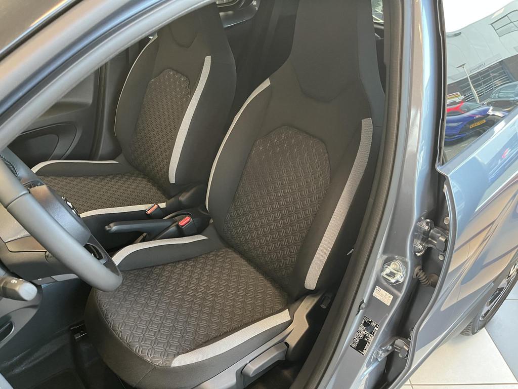 Toyota Aygo X 1.0 VVT-i MT Pulse Nieuw | Celestite Grey/zwar, Stof, Gebruikt, Euro 6, 4 stoelen