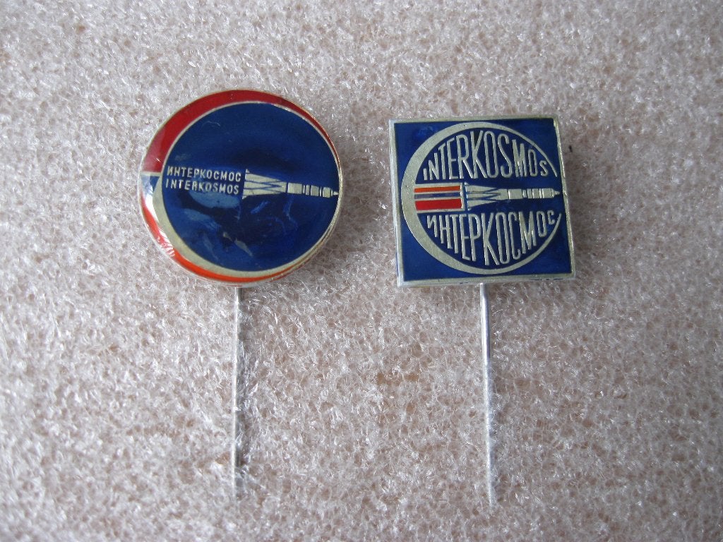 2 Mooie ruimtevaart - Astronauten spelden, Verzamelen, Luchtvaart en Vliegtuigspotten, Ophalen of Verzenden, Zo goed als nieuw