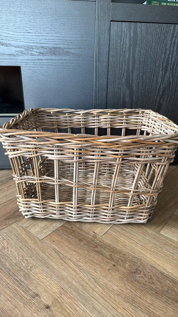 Mooie stevige mand - voor bijv. Kussens, plaids, knuffels, Ophalen, Mand, Zo goed als nieuw, Riet