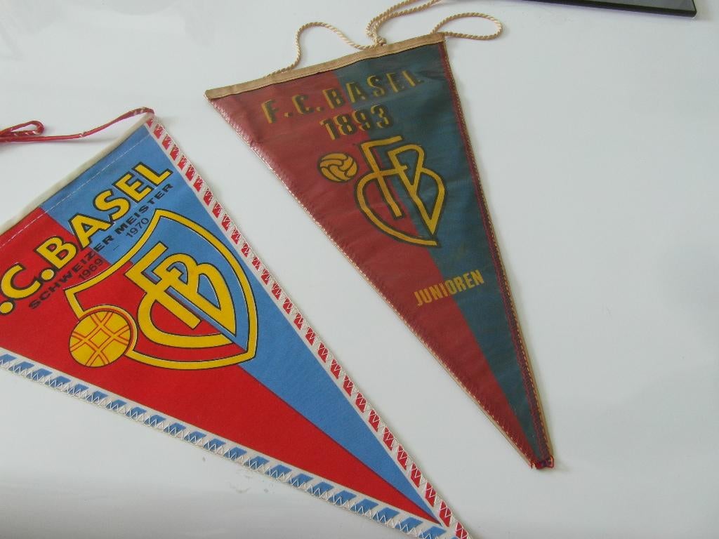 voetbal vaantjes 2x fc basel zwitserland jaren 60 70, Ophalen of Verzenden, Gebruikt, Buitenlandse clubs, Vaantje of Sjaal