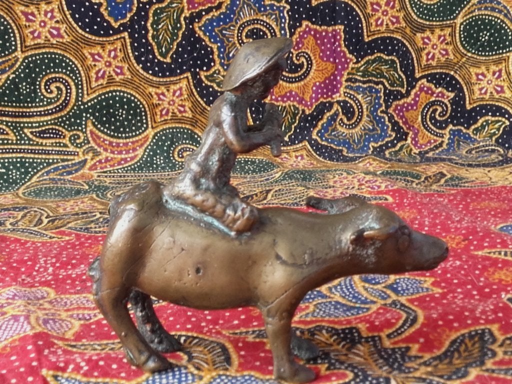 Buffel met berijder mooi oud beeldje uit Indonesië van brons