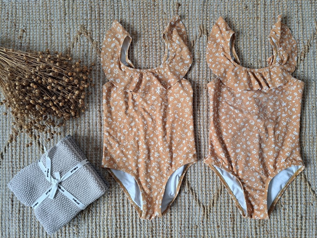 Zara bloemetjes zwempak nog 1x beige/bruin maat 104, Gebruikt, Meisje, Sport- of Zwemkleding, Ophalen of Verzenden