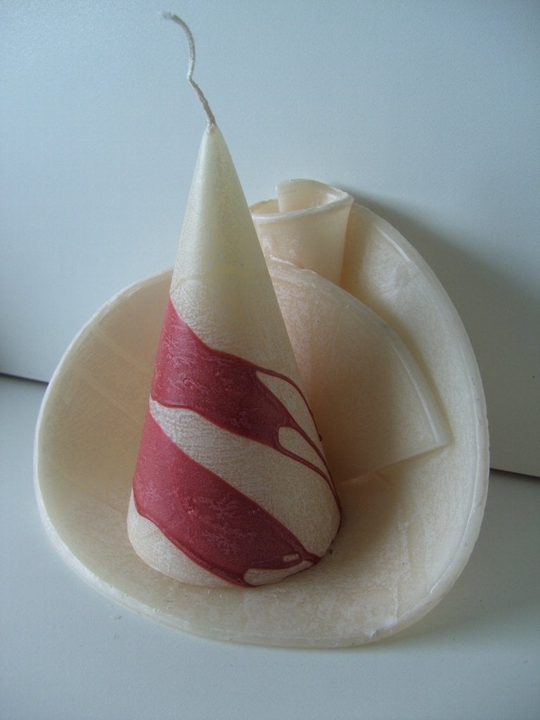 HANDGEVOUWEN KAARSEN HAND MADE ROOD ECRU PIRAMIDE GROOT, 19 cm, -, -, Ophalen of Verzenden