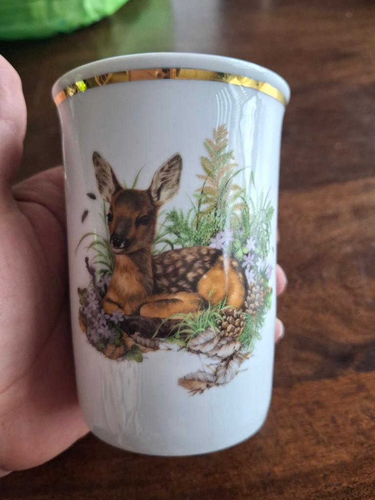 Vintage porseleinen beker met reekalf decoratie, Ophalen of Verzenden