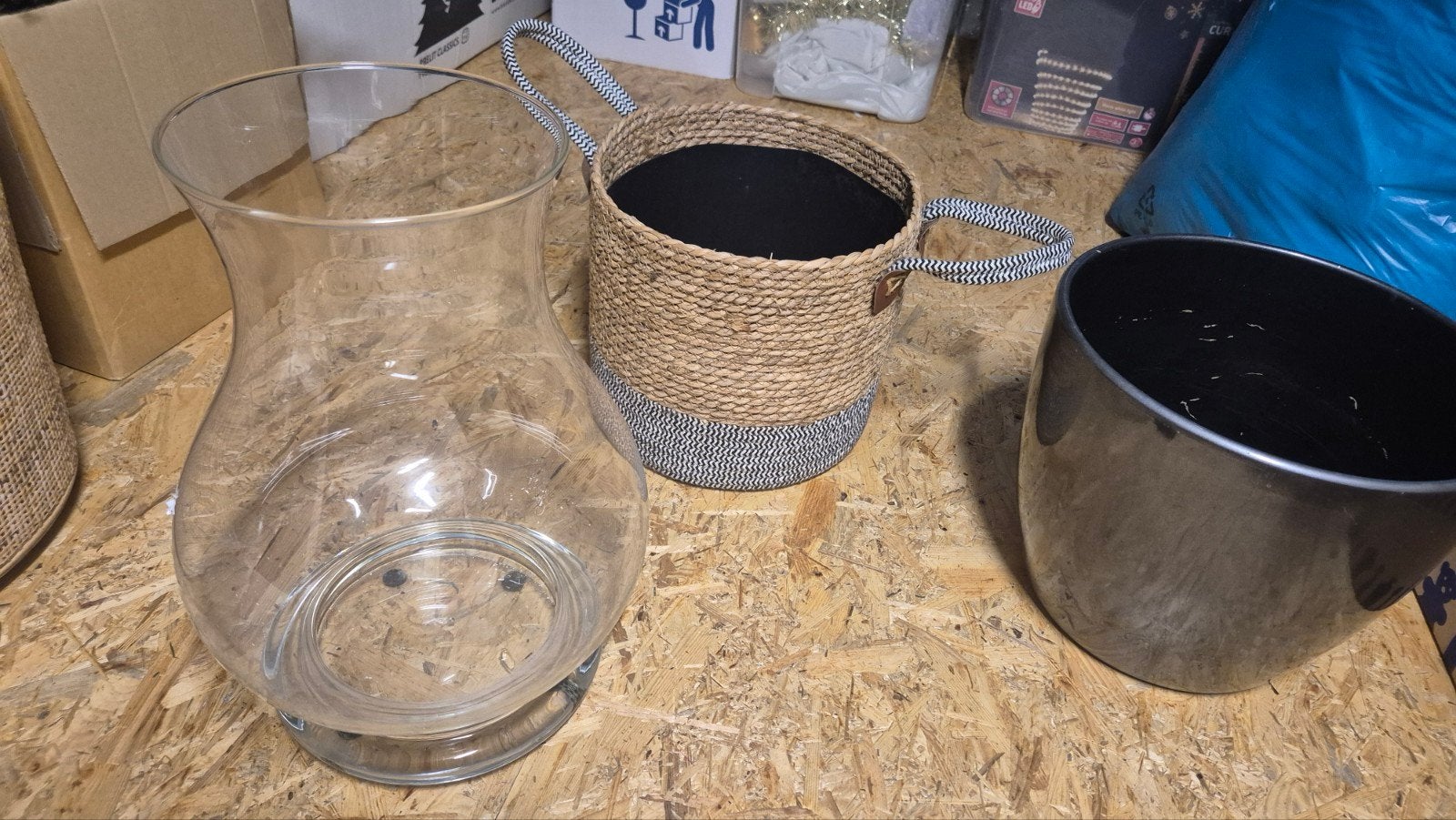 Glazen vaas, rieten mand en zwarte plantenpot, Huis en Inrichting, Woonaccessoires | Schalen en Manden, Ophalen, Gebruikt, Rond