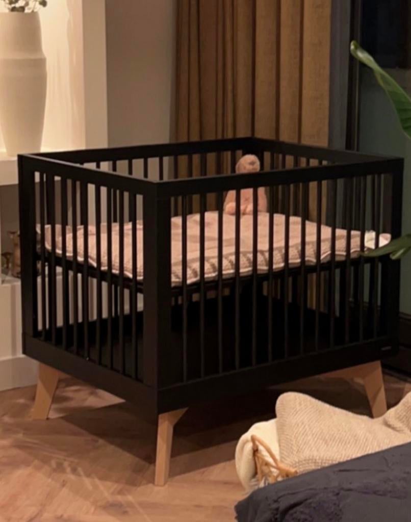 Kidsmill sixties box zwart met houten voetjes, Ophalen, Gebruikt, Rechthoekig, In hoogte verstelbaar