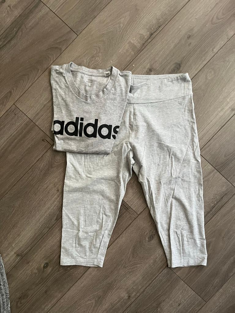 Adidas sportset: T-shirt en capri legging, Maat 38/40 (M), Ophalen of Verzenden, Grijs, Fitness of Aerobics