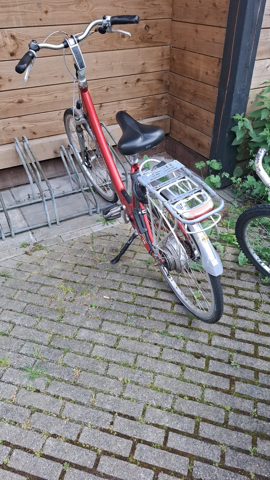 Gebruikte rooie fiets, Ophalen, Zo goed als nieuw