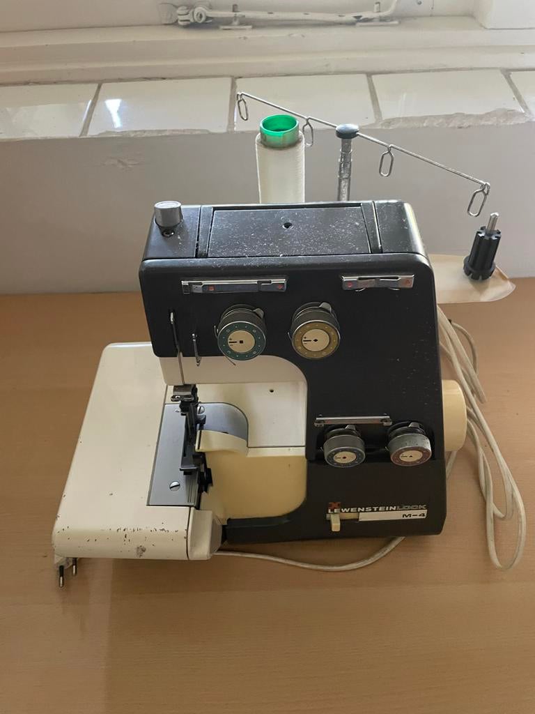 Lewenstein lockmachine M-4 - Oude maar oerdegelijke machine, Hobby en Vrije tijd, Naaimachines en Toebehoren, Ophalen, Gebruikt