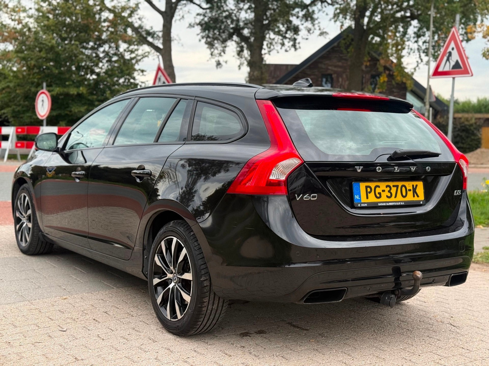 Volvo V60 2.0 D3 R-Design AIRCO CRUISE LEDER NAVI PDC XENON, Auto's, Voorwielaandrijving, Dealer onderhouden, Gebruikt, Euro 6