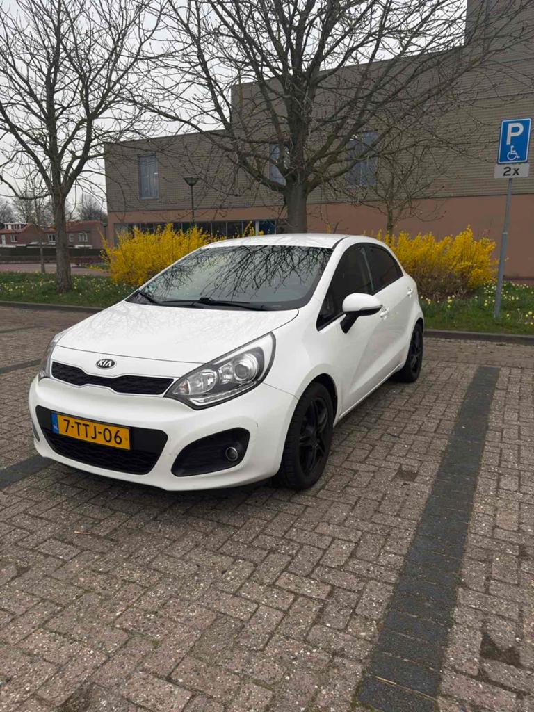 Kia Rio 1.2 I 5DRS 2014 Wit, Auto's, Kia, 1027 kg, 450 kg, 40 €/maand, Zwart