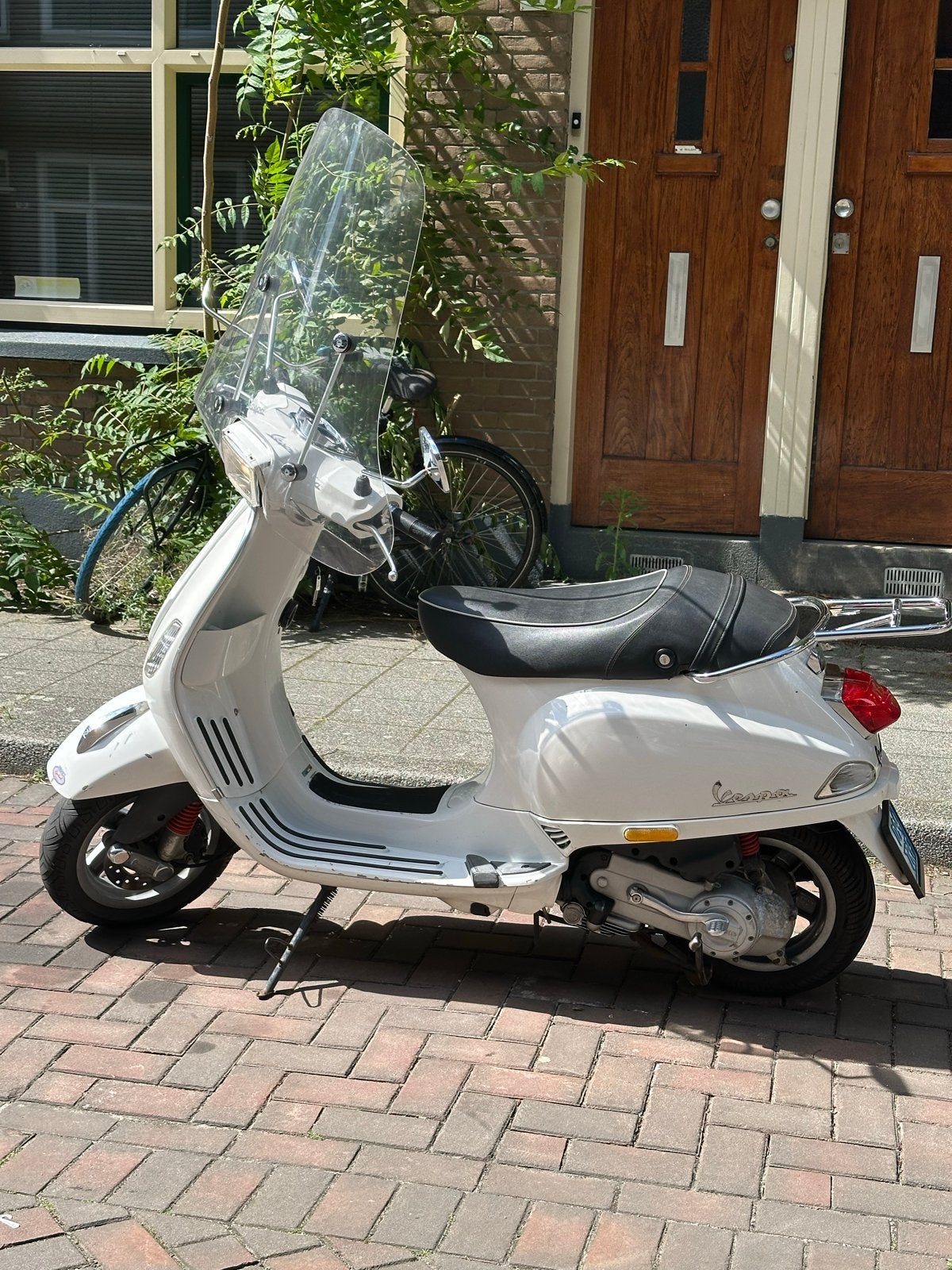 Vespa snorscooter (2010) wit met hoog windscherm, Fietsen en Brommers, Snorfietsen en Snorscooters, Ophalen of Verzenden, Gebruikt
