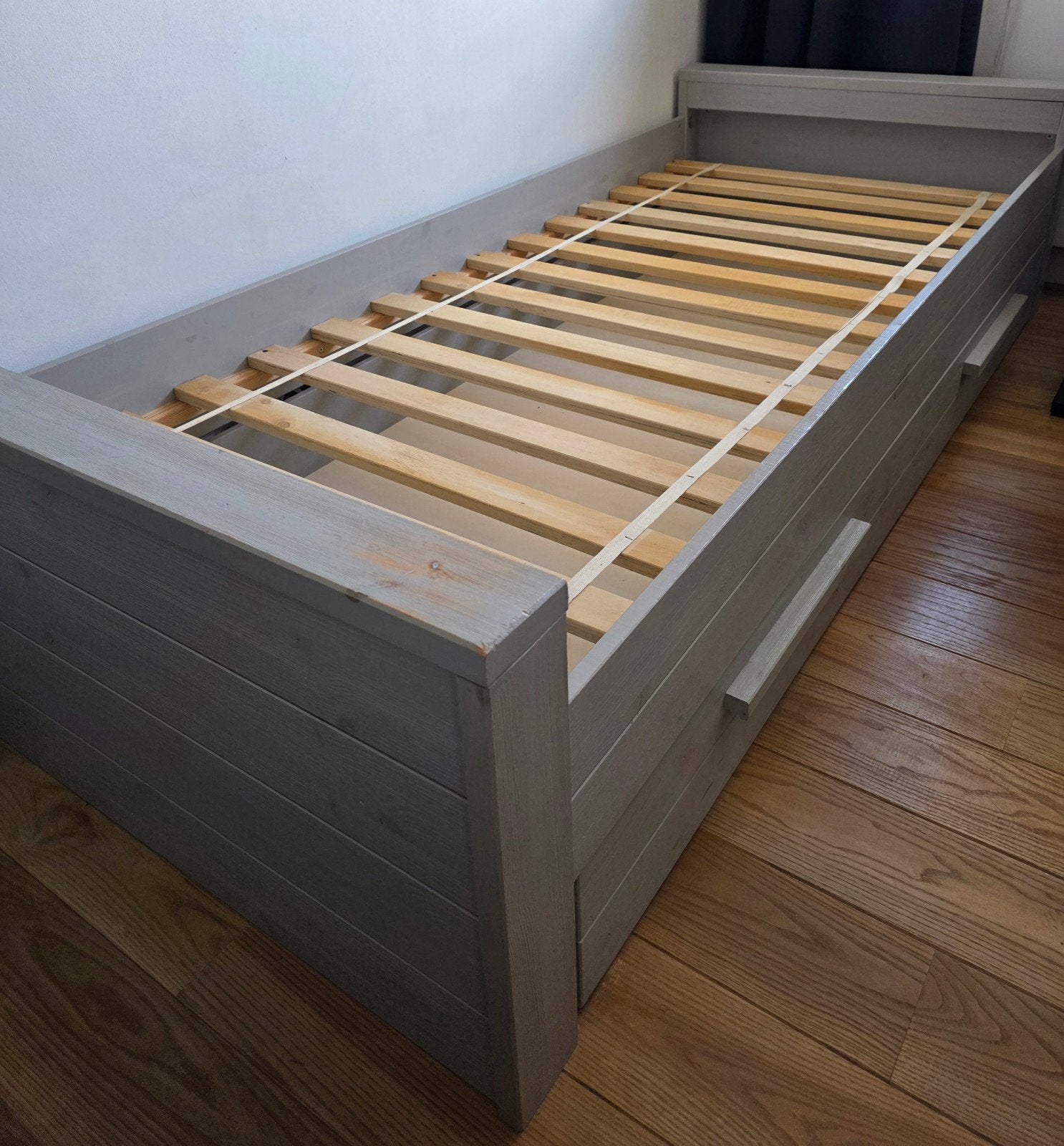 WOOOD Dennis Bed 90x200 cm met lade - Betongrijs, Ophalen, Gebruikt, 90 cm, Eenpersoons