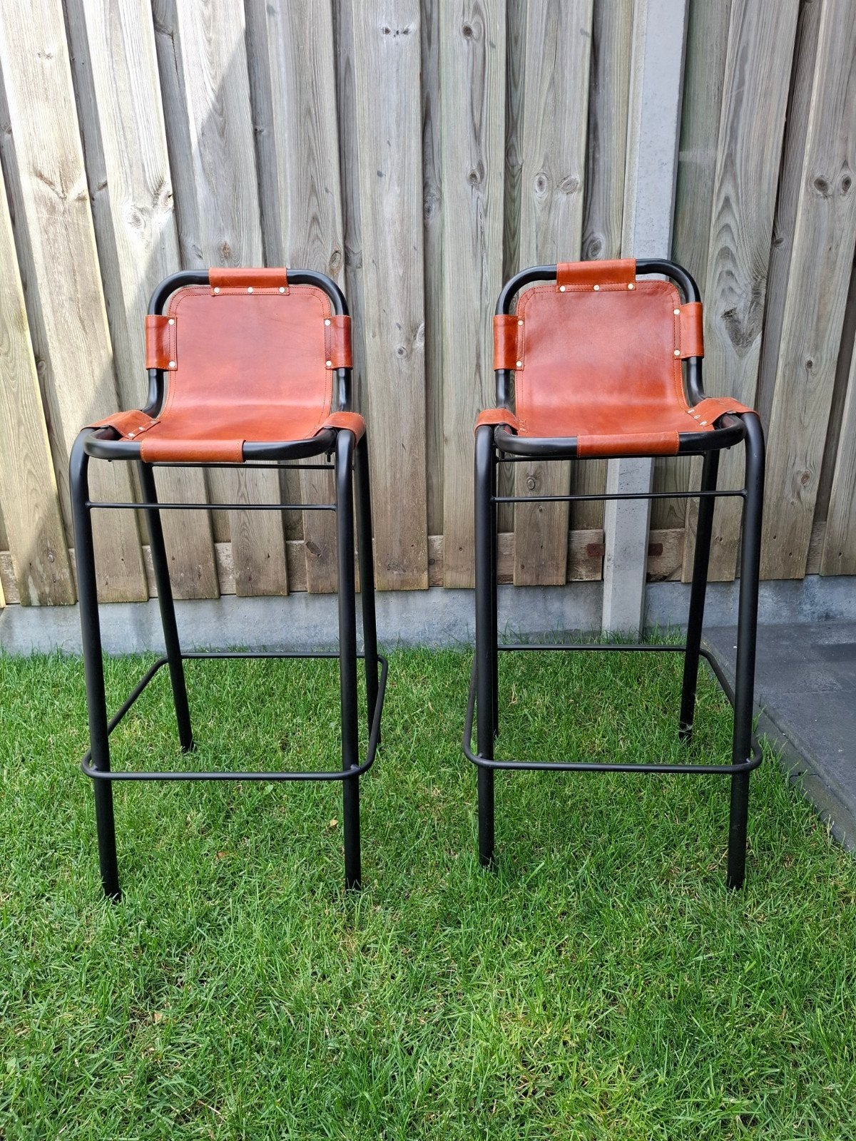 Barstoelen  barkrukken 2 stuks leer met zwarte poten., Ophalen, Zo goed als nieuw, Leer, 60 tot 90 cm