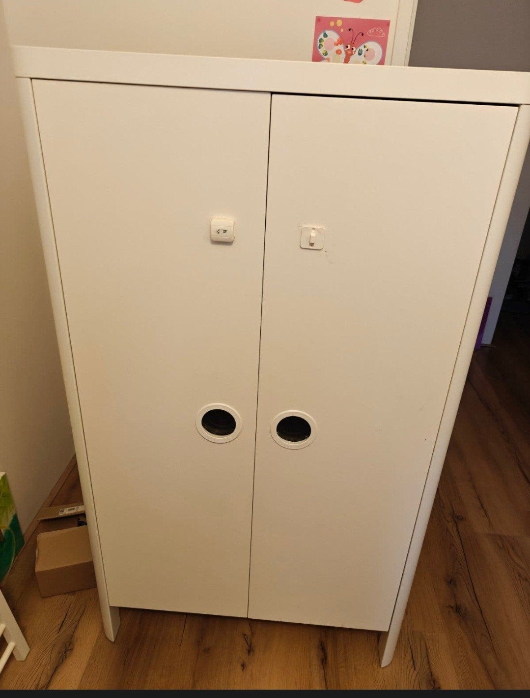 Witte kledingkast voor kinderkamer