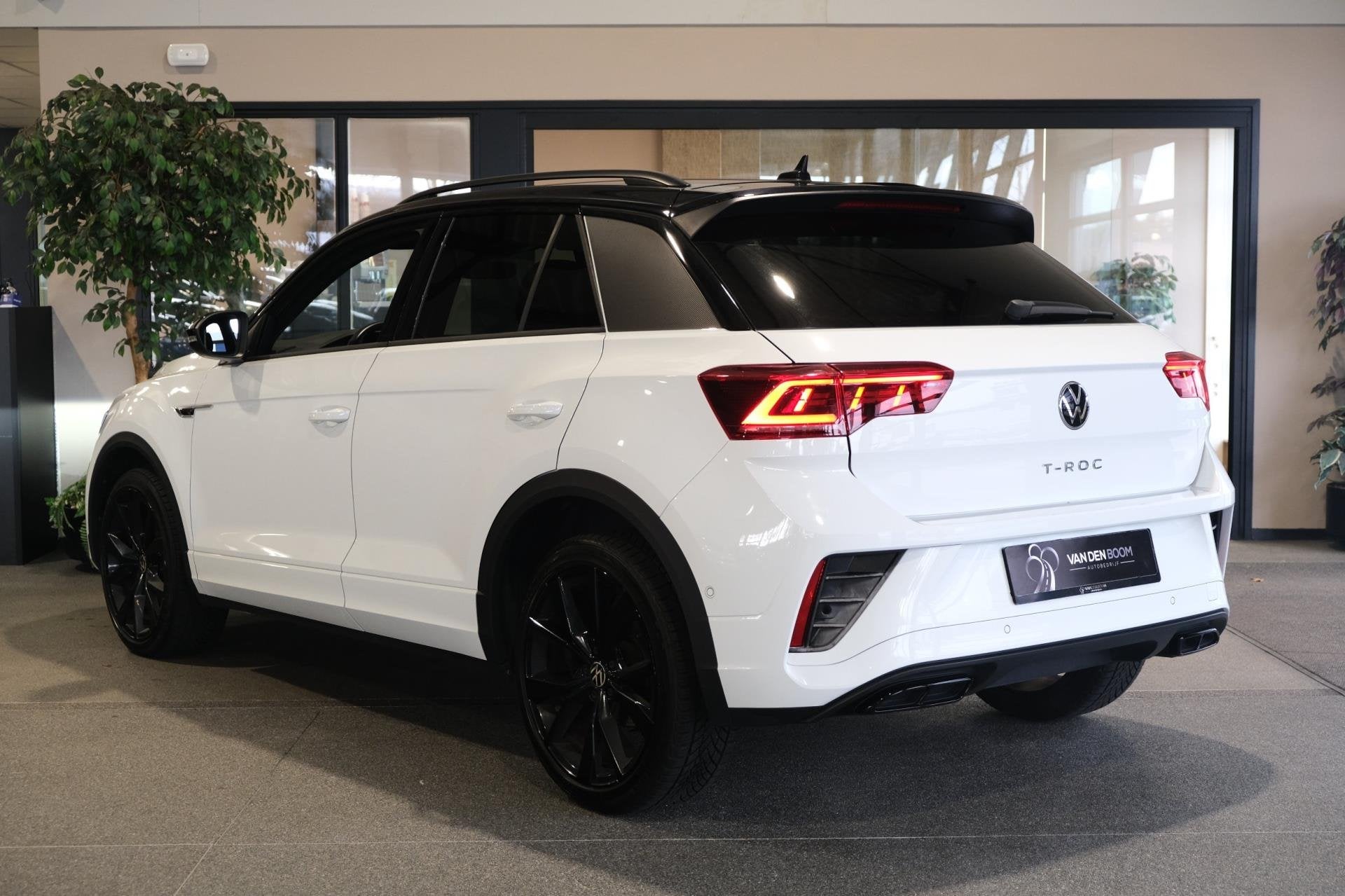 Volkswagen T-Roc 1.5 TSI R-Line DSG NW Model Black Style Nav, Auto's, Volkswagen, 4 cilinders, 150 pk, Alcantara, Wit