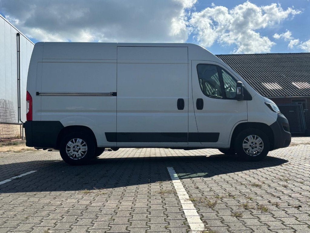 Foto 6 van Peugeot Boxer GB 330 L2h2 130PK 2017 luchtgeveerde stoel