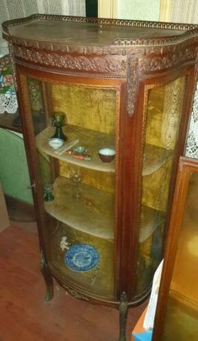 Antieke franse vitrinekast met houtsnijwerk en gebogen glas, Ophalen