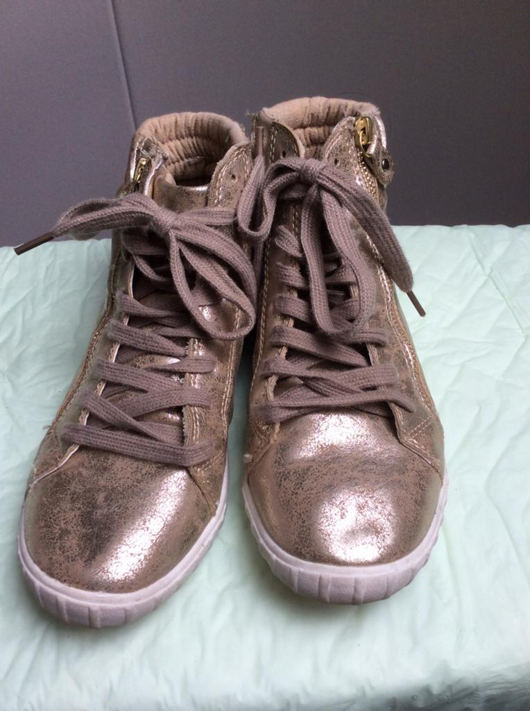 2 paar veter schoenen, Kleding | Dames, Ophalen of Verzenden, Zo goed als nieuw, Sneakers of Gympen