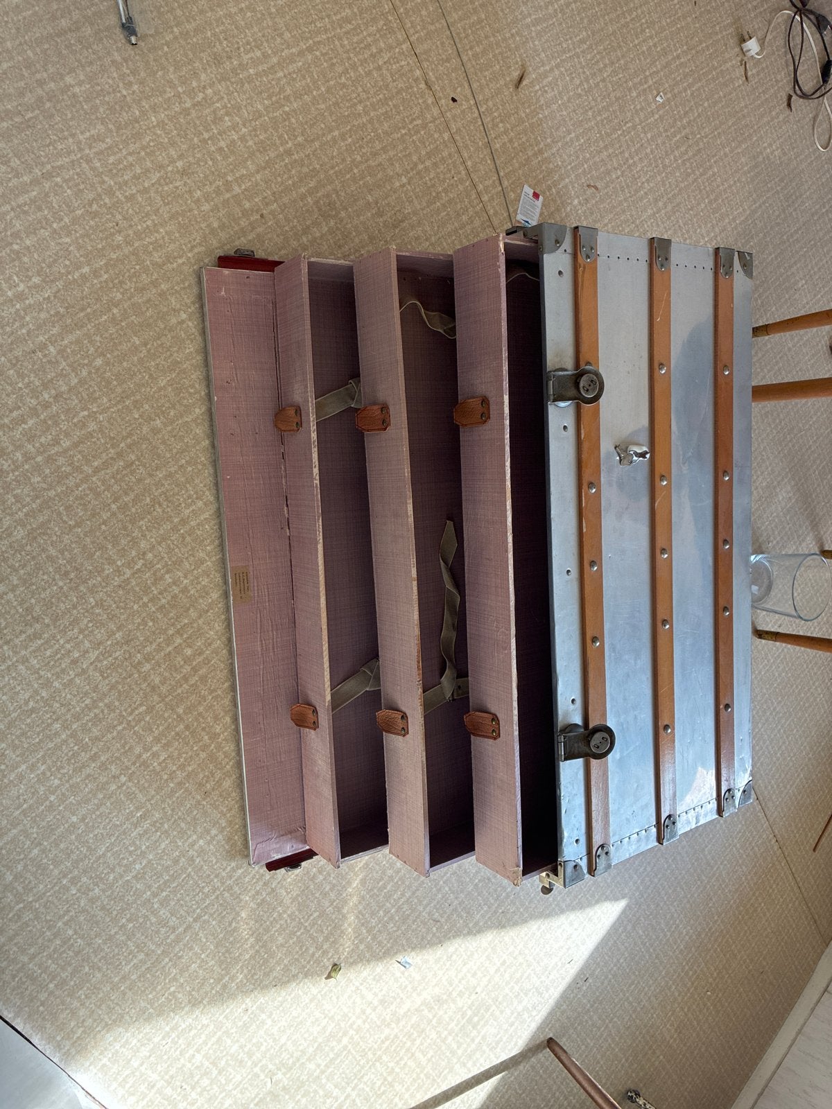 Vintage Aluminium Reiskoffer met Houten Details, Sieraden, Tassen en Uiterlijk, Koffers, Ophalen, Gebruikt, 45 tot 55 cm, Slot