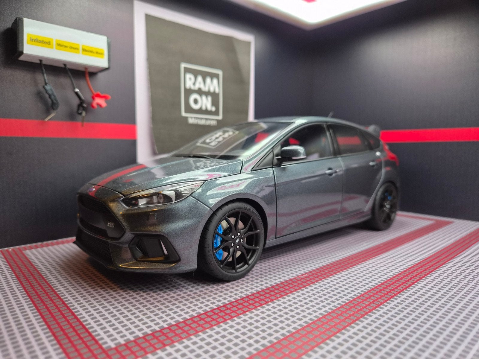 1/18 Ford Focus RS MK3 Stealth Grey, Ophalen of Verzenden, Zo goed als nieuw, Auto, Autoart