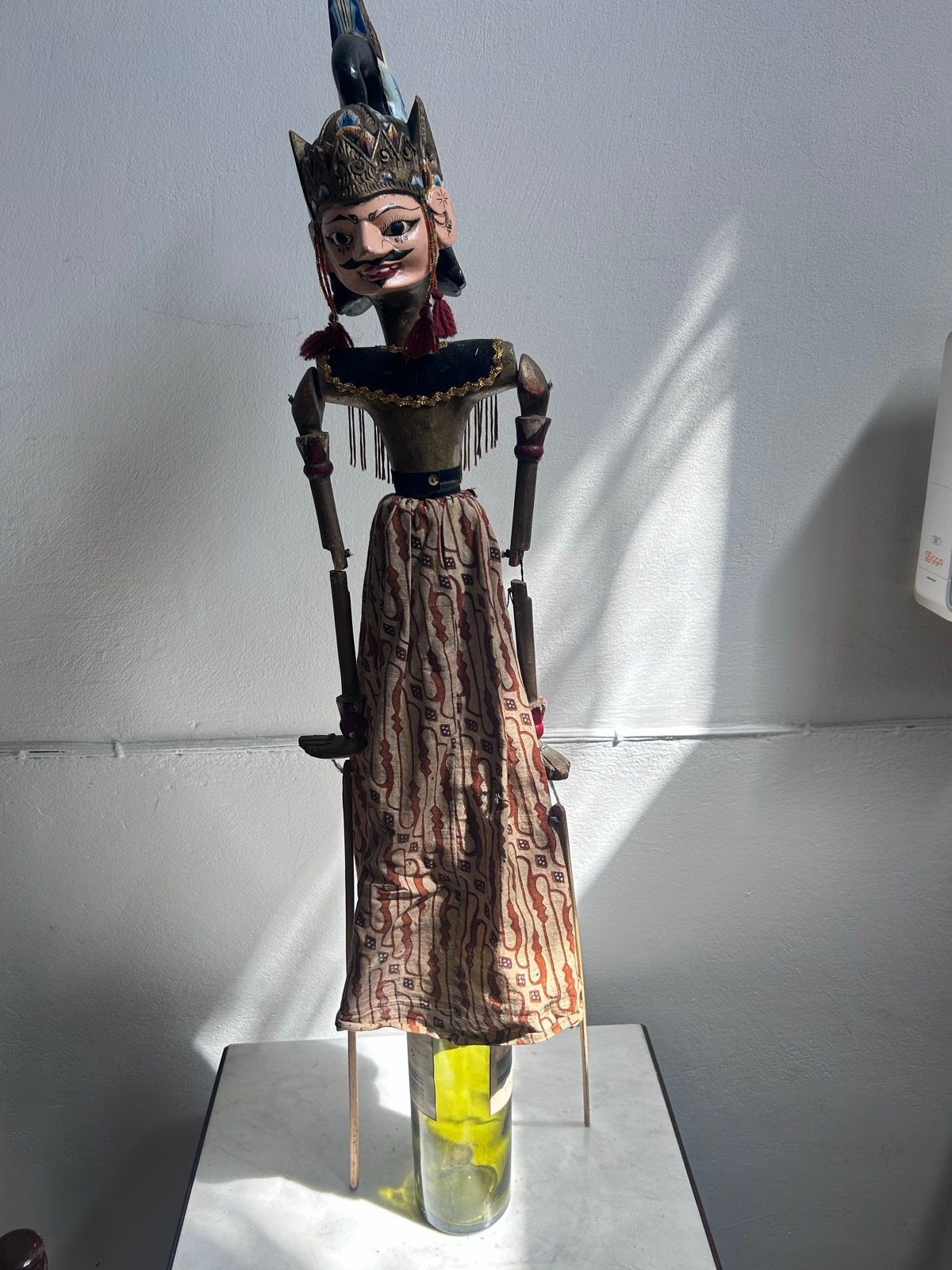 Antieke Wayang Golek pop uit Indonesië - Handgemaakt, Hout, Ophalen of Verzenden, Indonesië, Meerkleurig