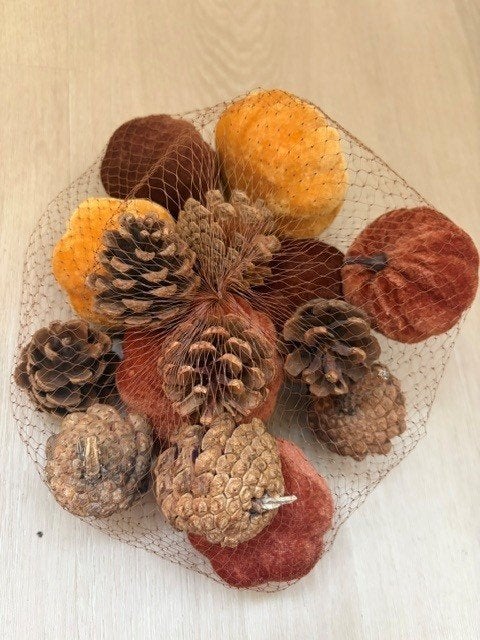 Herfstdecoratie set – dennenappels en decoratieballen, Huis en Inrichting, Binnen, Bruin, Overige typen, Overige materialen