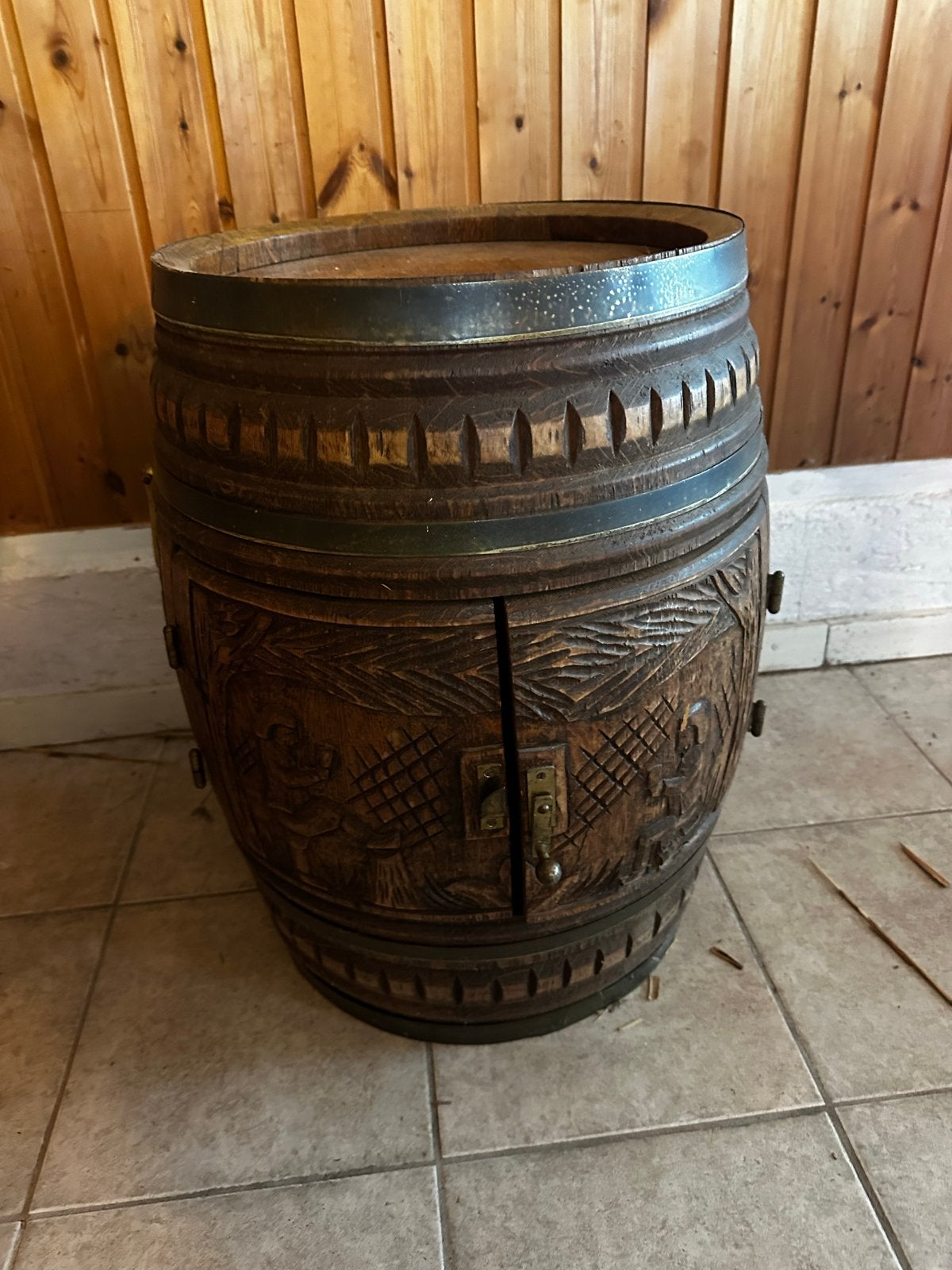 Decoratieve Wijnvat Kast - Handgesneden Hout, Ophalen, 50 – 75, Gebruikt, 15 tot 25 flessen
