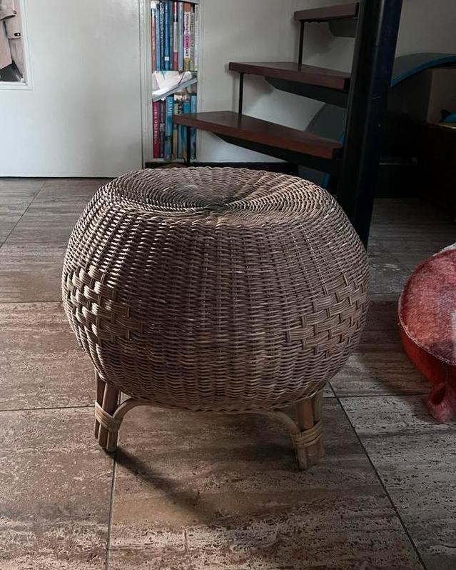 Vintage rieten krukje / bijzettafel, Huis en Inrichting, Krukjes, Gebruikt, Overige materialen, Ophalen