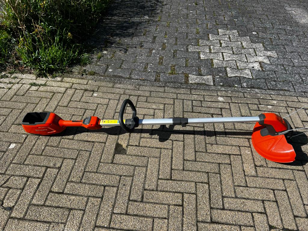 Husqvarna 115iL Accutrimmer (body) - Nette staat, Tuin en Terras, Ophalen, Zo goed als nieuw, 10 tot 30 cm, Accu