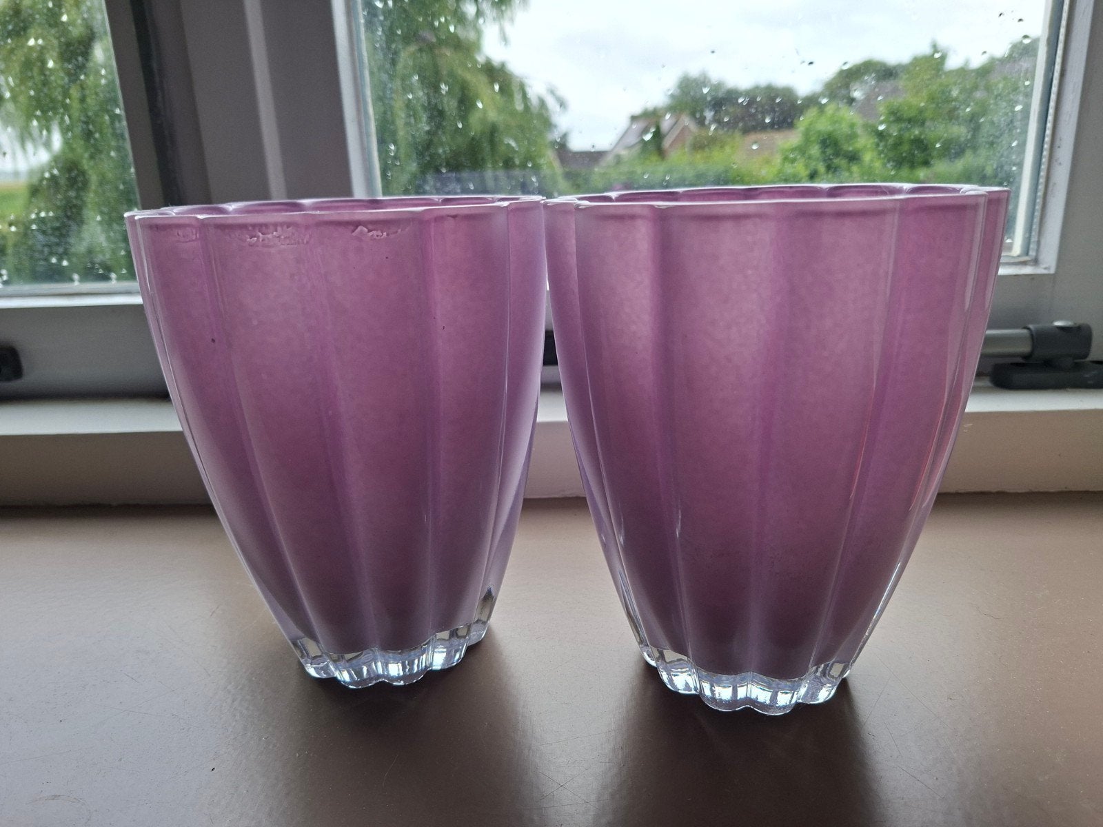 2 paarse glazen bloempotten, Overige materialen, Rond, Binnen, Ophalen of Verzenden