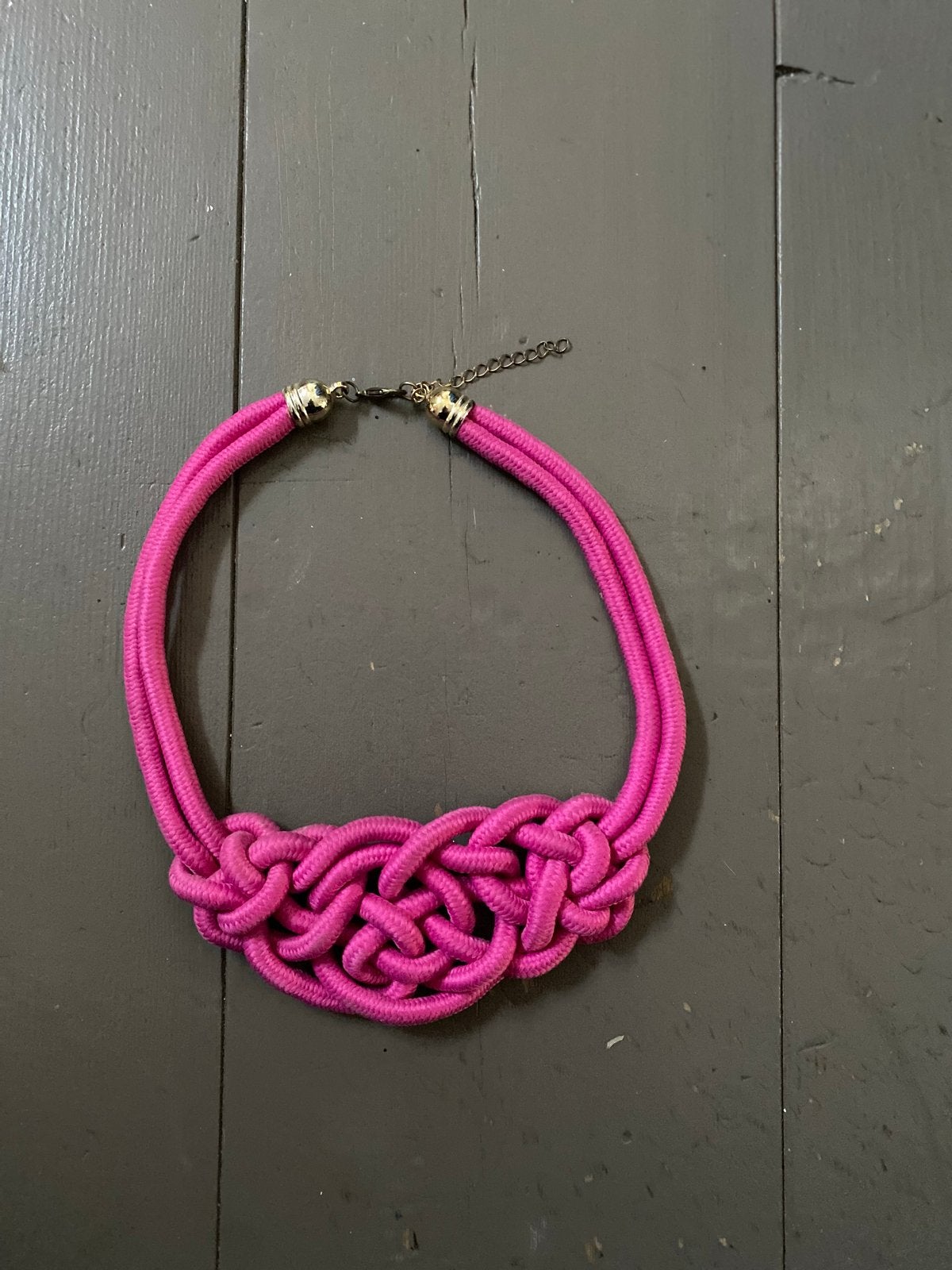 Opvallende roze ketting met gevlochten design, Sieraden, Tassen en Uiterlijk, Overige materialen, Ophalen of Verzenden, Roze, Verstelbaar