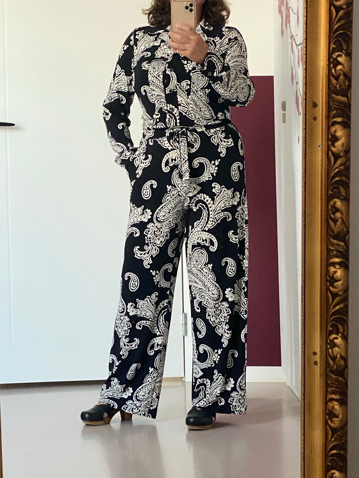 Vanilia travelstof jumpsuit met paisley print zwart/wit zgan, Ophalen of Verzenden, Zo goed als nieuw, Maat 38/40 (M), Zwart
