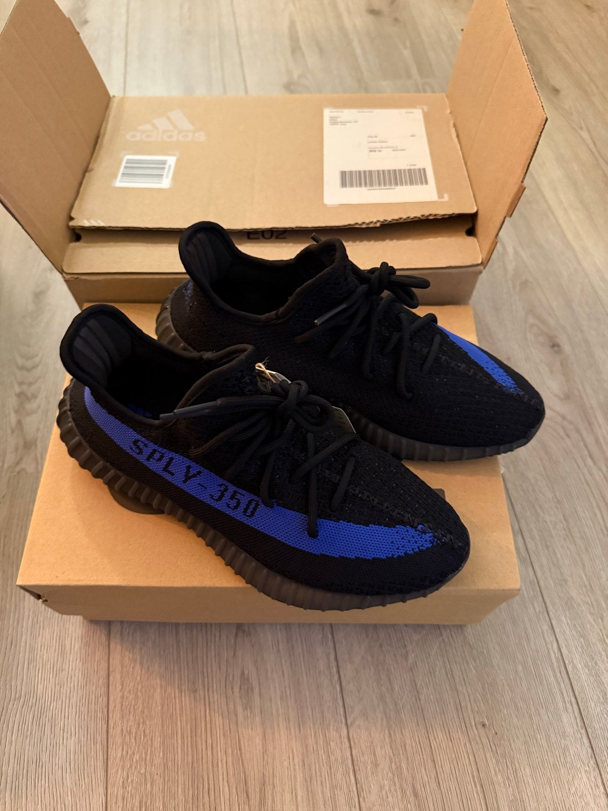 Yeezy Boost 350 V2 Black Blue - Nieuw in doos, Kleding | Heren, Schoenen, Nieuw, Sneakers of Gympen, Zwart, Ophalen of Verzenden