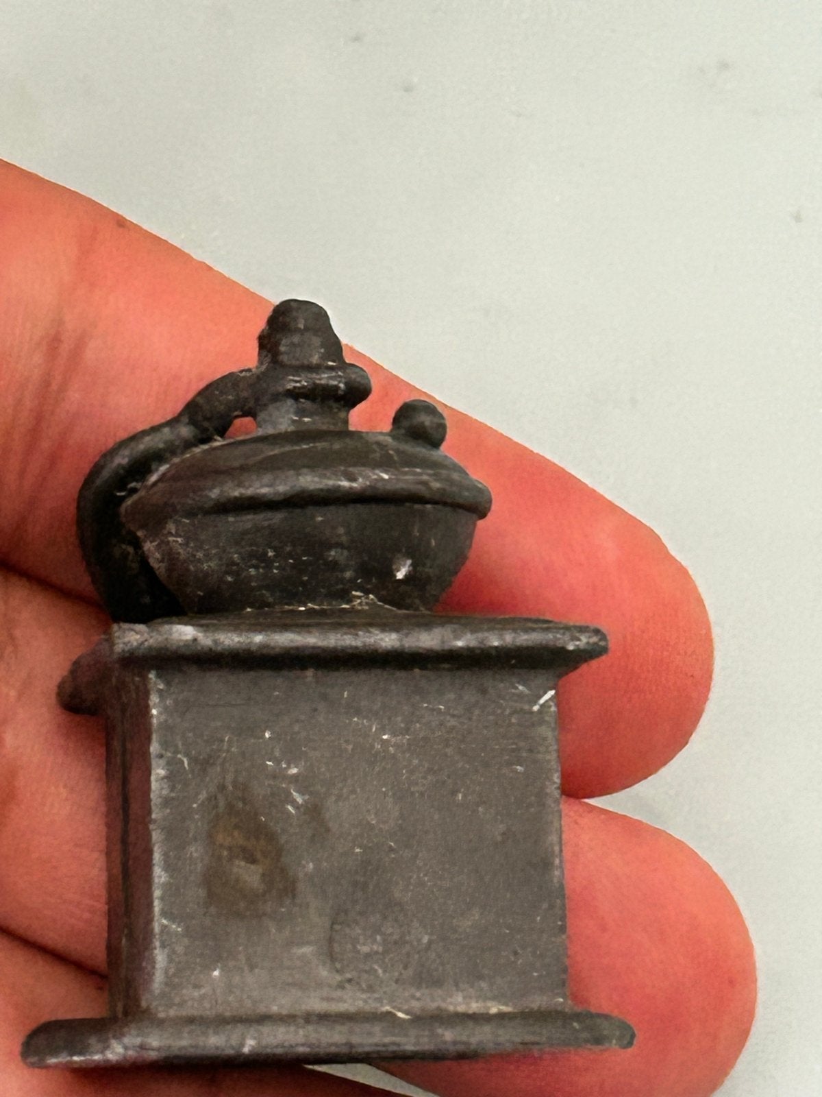 Antieke miniatuur koffiemolen, lood, verzamelobject, Ophalen of Verzenden