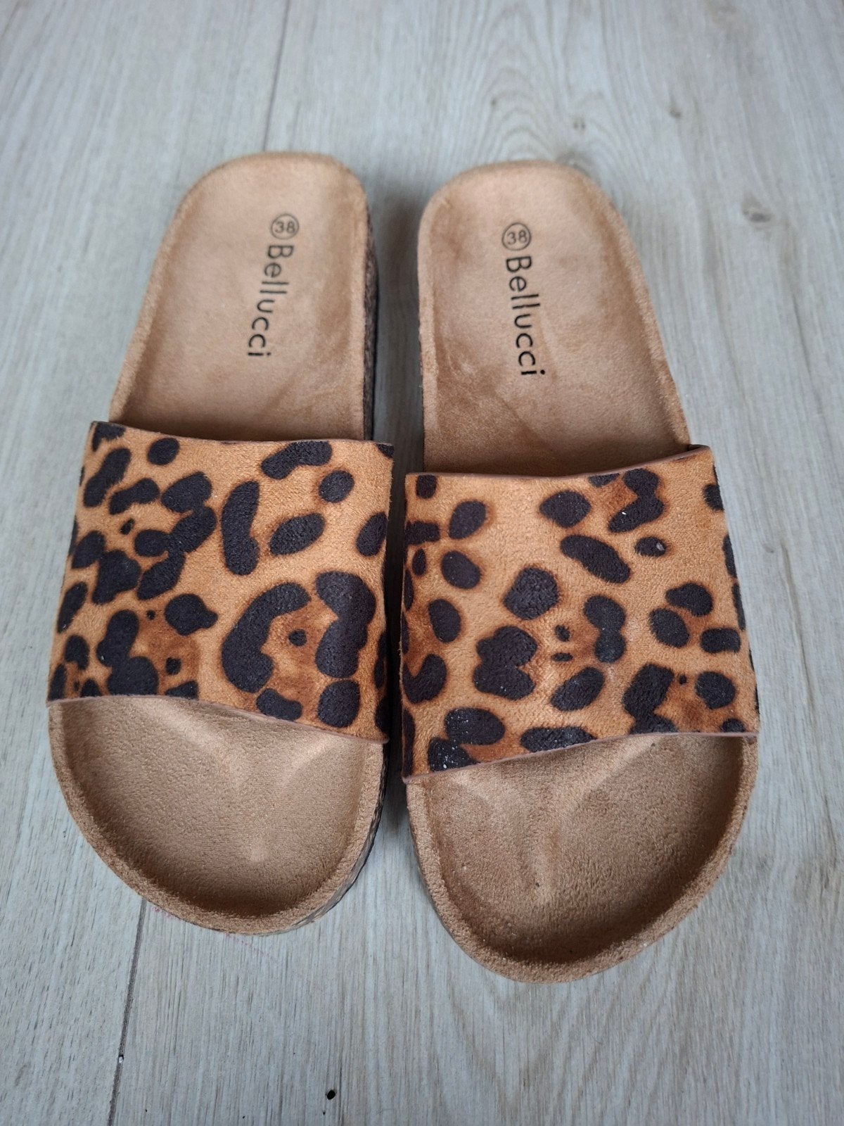 Bellucci slippers met luipaardprint - Maat 38, Kleding | Dames, Bruin, Zo goed als nieuw, Bellucci, Ophalen