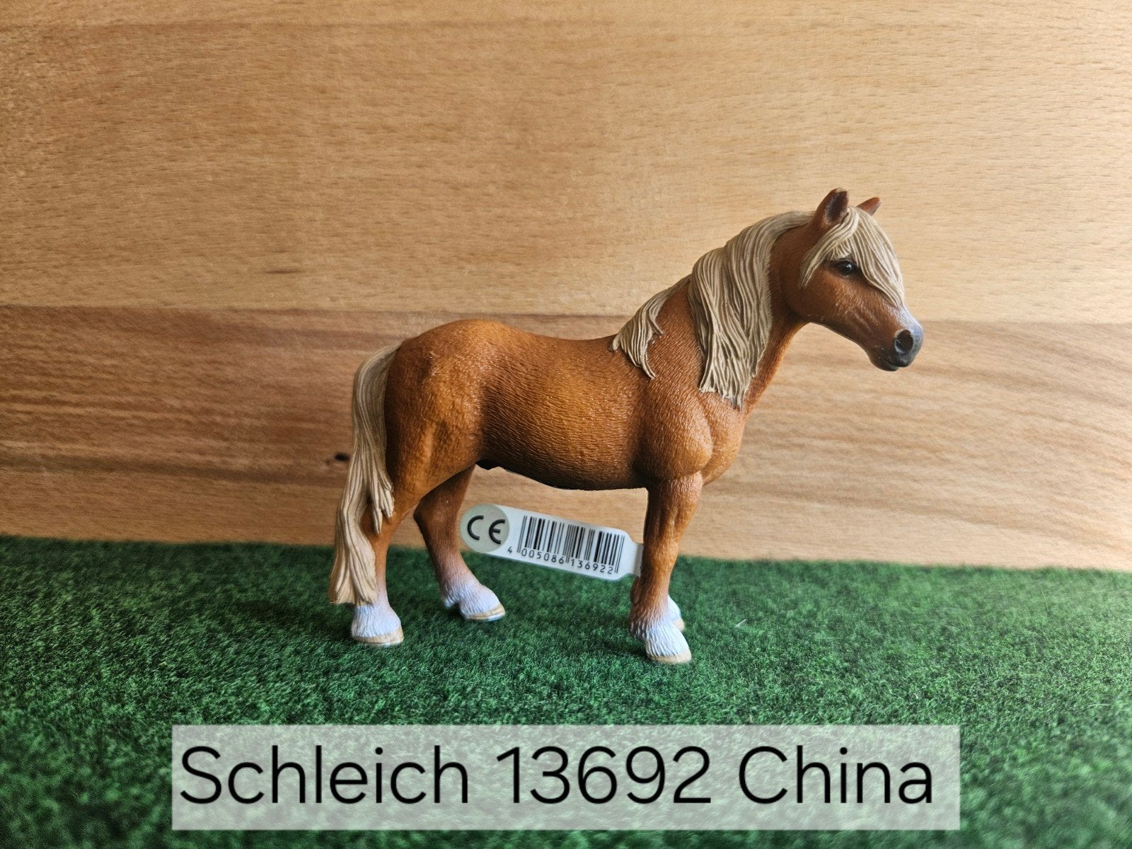 Schleich 13692 Dartmoor hengst met vaantje uit 2011, Ophalen of Verzenden, Zo goed als nieuw, Paard, Beeldje of Figuurtje