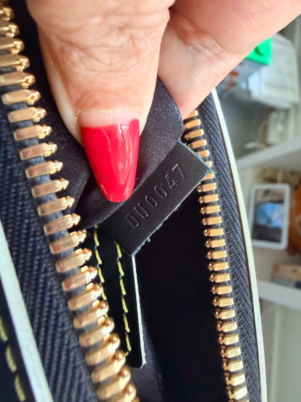Foto 19 van Louis Vuitton Suhali Lockit Handtas Zwart